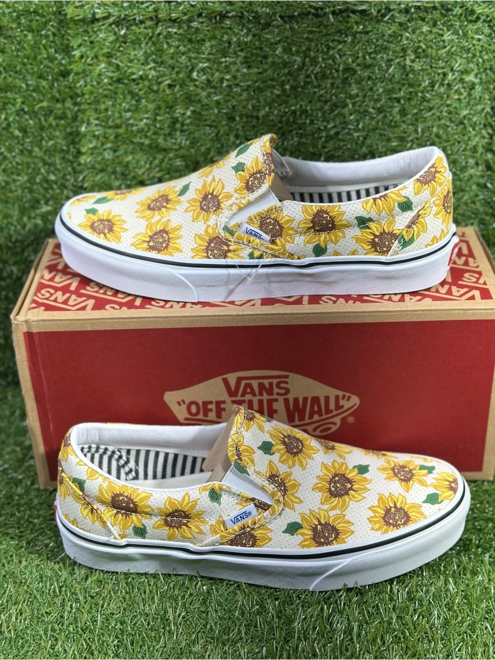 Vans Classic Slip-On, Sunflower Print/White,Men’s 8.5/Womens 10, VN000ZMRFN0